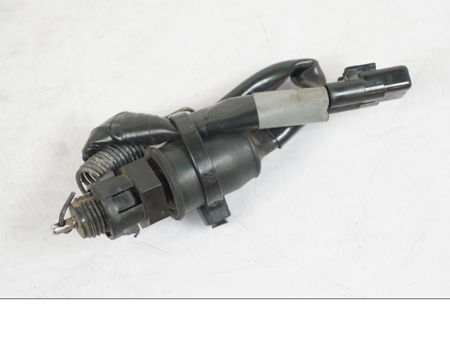 Vänster sida på Bromsljuskontakt från en Kawasaki Z 900 -2019 motorcykel.