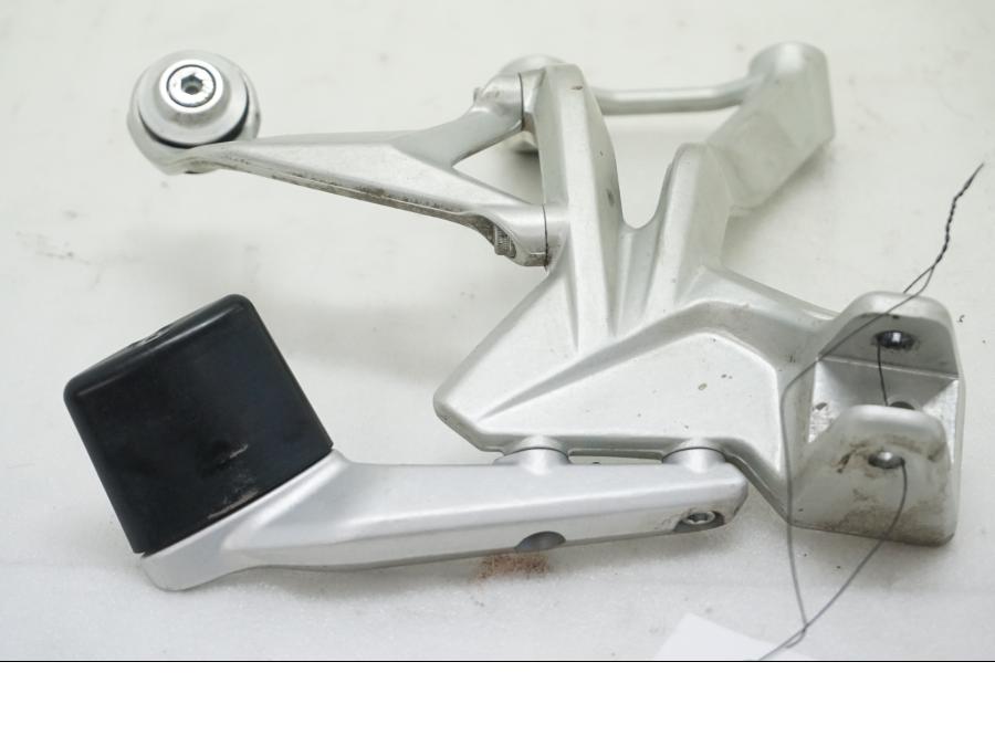 Framsidan på Fotpinnefäste från en Ducati Multistrada 1158 V4 -2021 motorcykel.