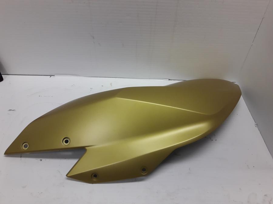 Baksidan på Bensintankskåpa från en BMW R 1250 RS -2020 motorcykel.