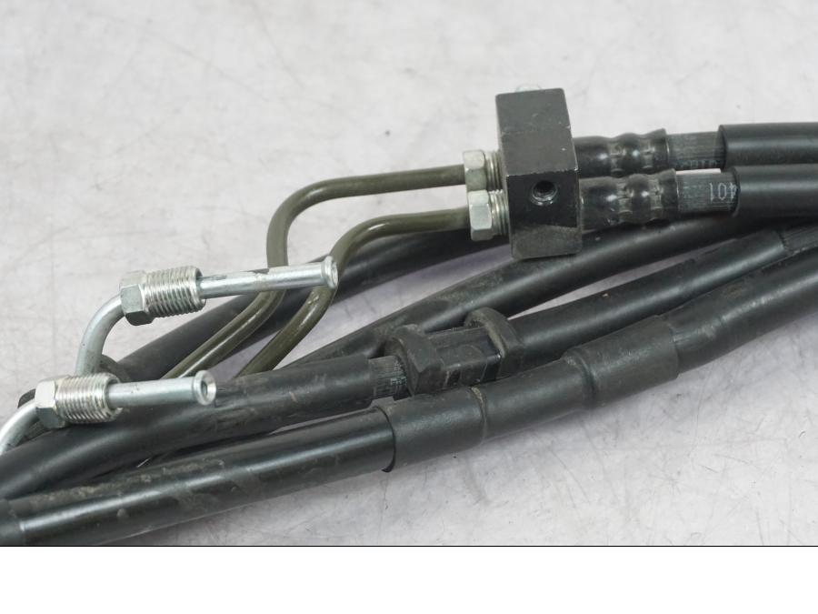 Snett nerifrån på Bromsledning från en Yamaha MT-09 -2016 motorcykel.