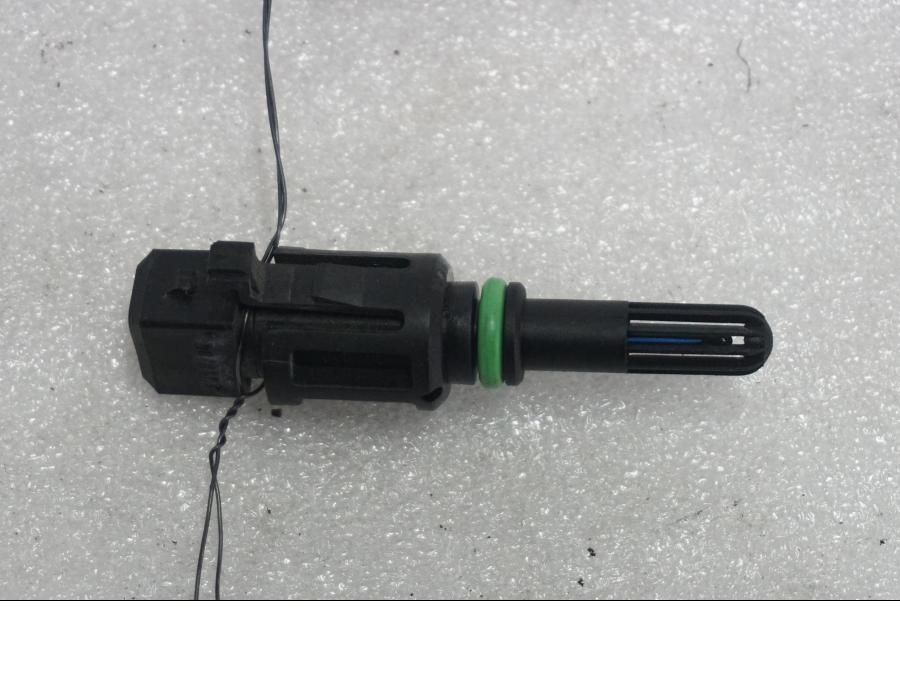 Framsidan på Temperatursensor från en BMW K 1300 R -2011 motorcykel.