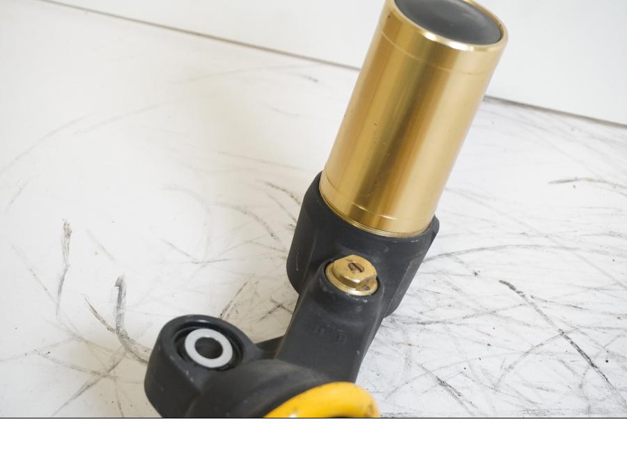 Baksidan på Stötdämpare från en Honda CBR 600 RR -2004 motorcykel.