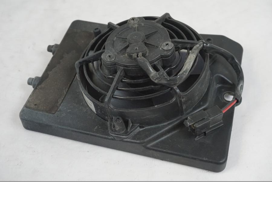 Snett uppifrån på Vattenkylfläkt från en Husqvarna 701 SUPERMOTO ABS -2016 motorcykel.