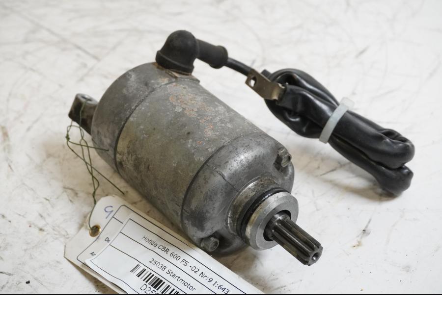 Framsidan på Startmotor från en Honda CBR 600 -2002 motorcykel.