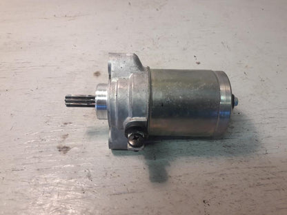 Framsidan på Startmotor från en Yamaha MT 125 -2017 motorcykel.