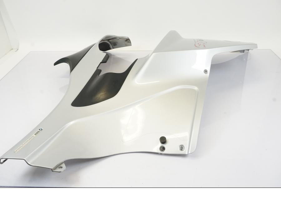 Baksidan på Sidkåpa från en BMW R 1150 RS -2003 motorcykel.