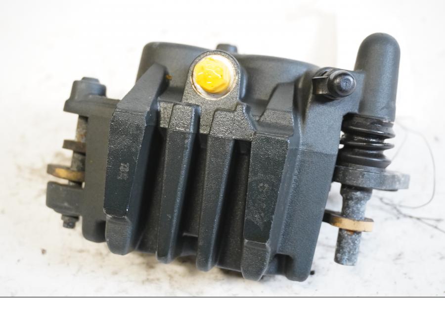 Baksidan på Bromsok från en Kawasaki Versys 650 -2007 motorcykel.