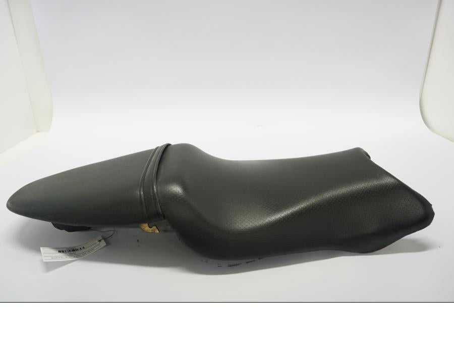 Baksidan på Sadel från en Honda VTR 1000 F -2005 motorcykel.