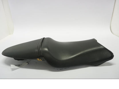 Baksidan på Sadel från en Honda VTR 1000 F -2005 motorcykel.