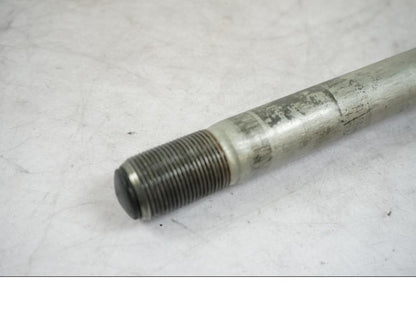 Höger sida på Axel från en Kawasaki VN 1500 Mean Streak -2002 motorcykel.