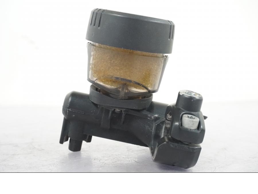 Vänster sida på Bromshuvudcylinder från en BMW R 1200 GSA -2012 motorcykel.