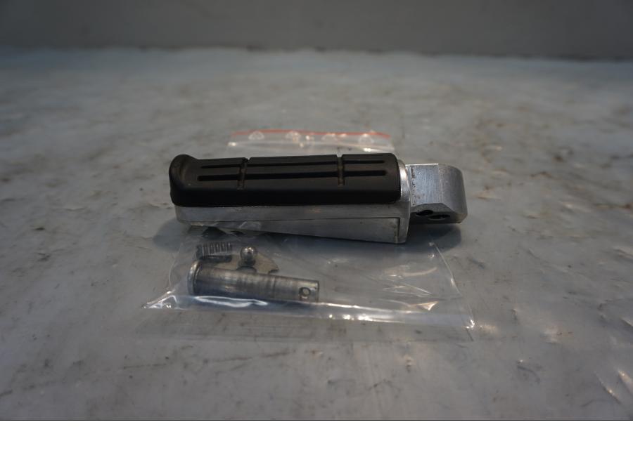 Framsidan på Fotpinne från en Yamaha XT 1200 Z -2011 motorcykel.