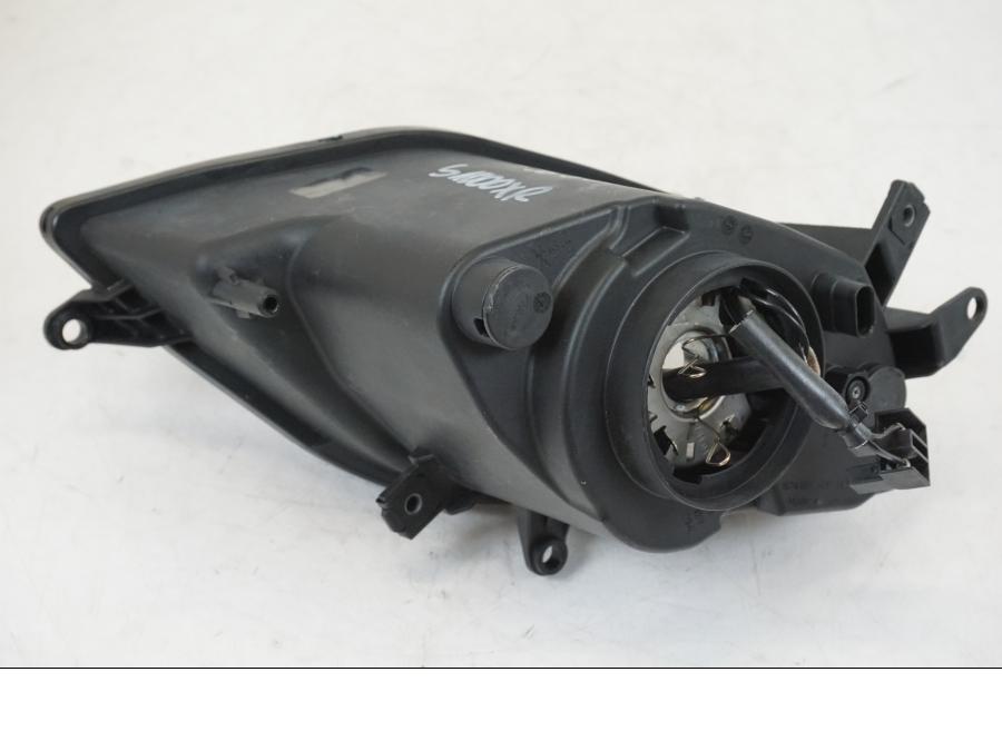 Snett nerifrån på Strålkastare från en BMW S 1000 XR -2014 motorcykel.