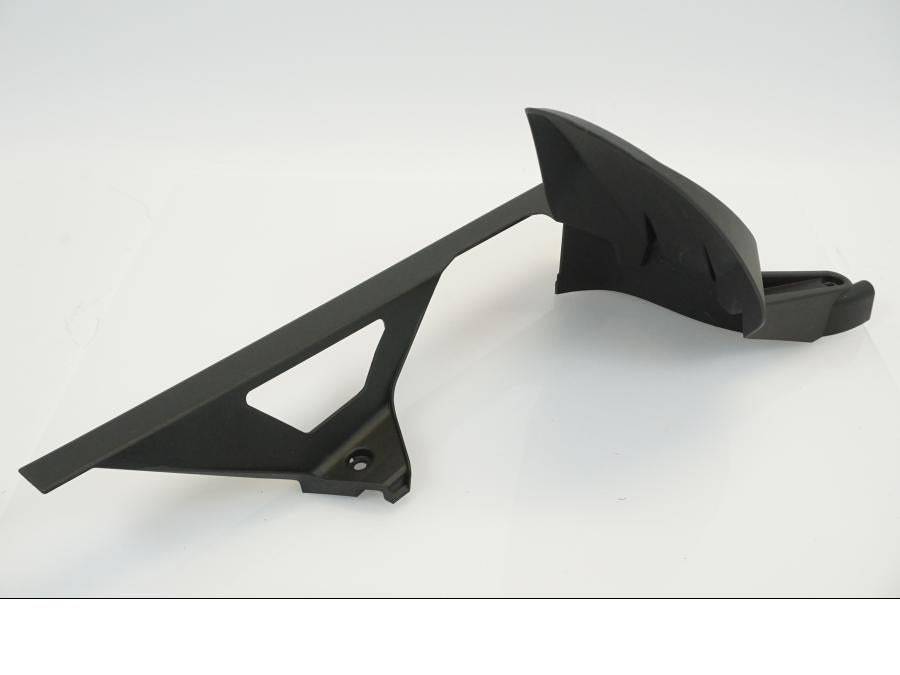 Vänster sida på Kedjeskydd från en KTM 1290 Super Duke -2020 motorcykel.