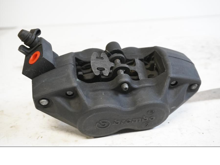 Baksidan på Bromsok från en BMW R 1200 GSA -2012 motorcykel.