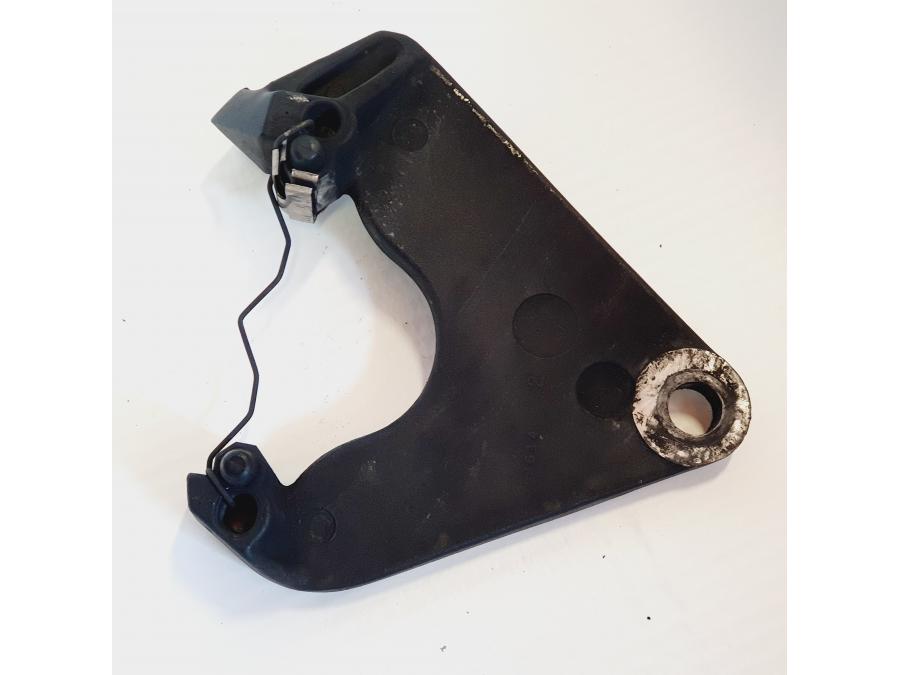 Framsidan på Bromsoksfäste från en H-D Sportster 1200 XL1200C -1998 motorcykel.