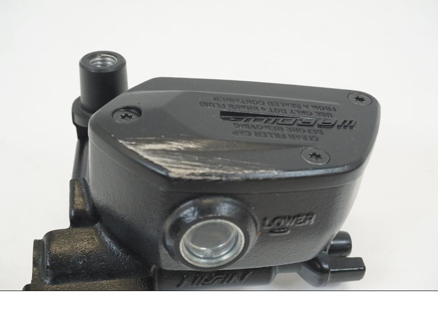 Baksidan på Bromshuvudcylinder från en BMW S 1000 XR -2019 motorcykel.