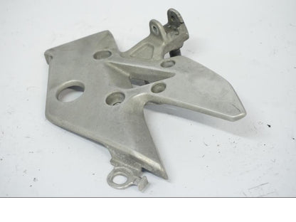 Snett nerifrån på Fotpinnefäste från en Honda CB 500 X -2015 motorcykel.