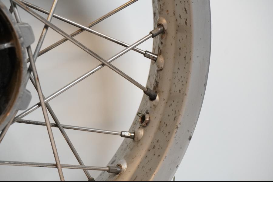 Vänster sida på Fälg från en BMW F 650 -1999 motorcykel.