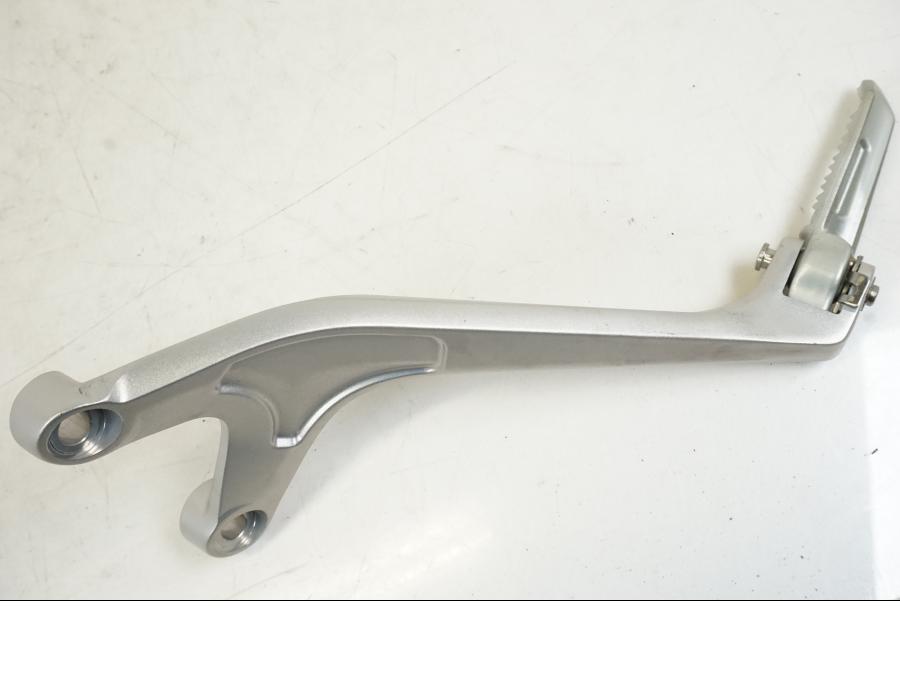 Snett uppifrån på Fotpinnefäste från en Triumph Speed Triple -2021 motorcykel.