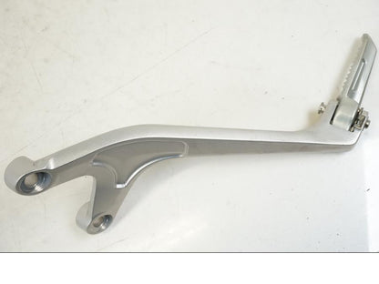 Snett uppifrån på Fotpinnefäste från en Triumph Speed Triple -2021 motorcykel.