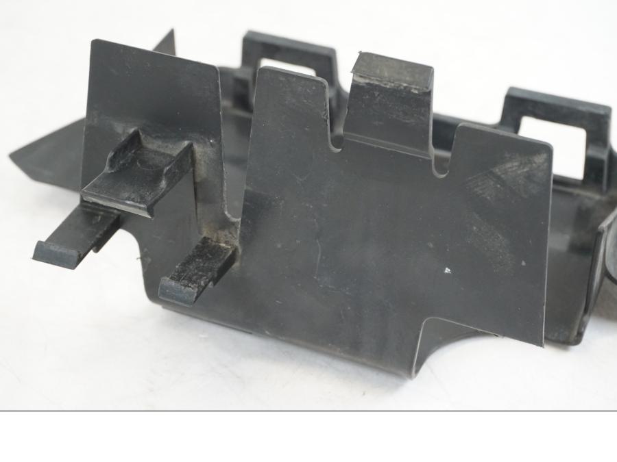 Vänster sida på Batterihållare från en Honda ST 1300 -2002 motorcykel.