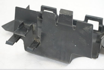 Vänster sida på Batterihållare från en Honda ST 1300 -2002 motorcykel.