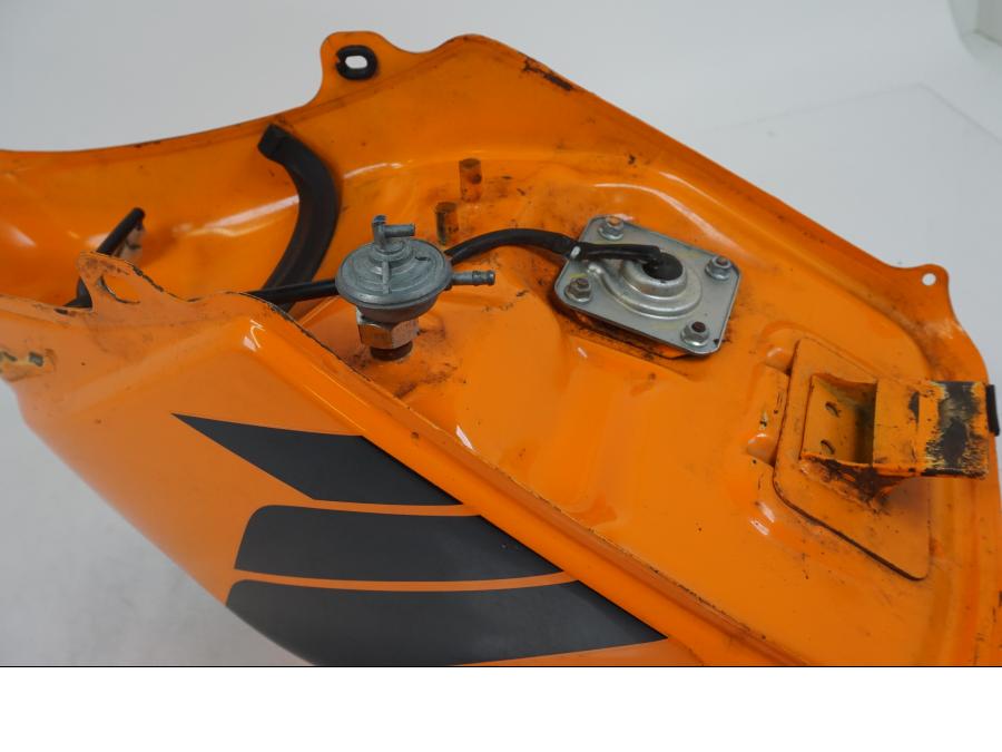 Extrabild1 på Bensintank från en Honda CBR 125 R -2006 motorcykel.