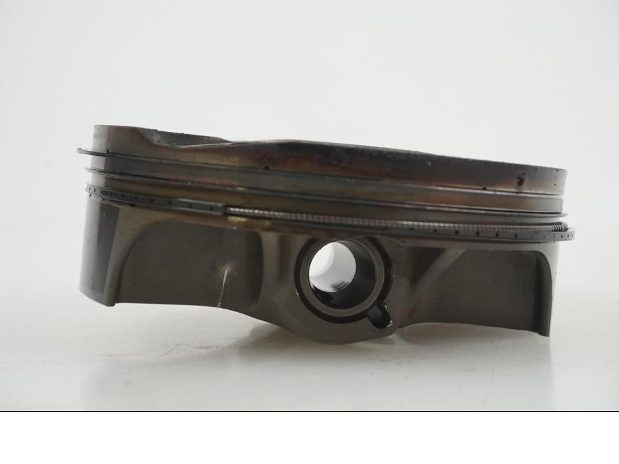 Vänster sida på Kolv från en KTM 1290 Super Duke R -2021 motorcykel.