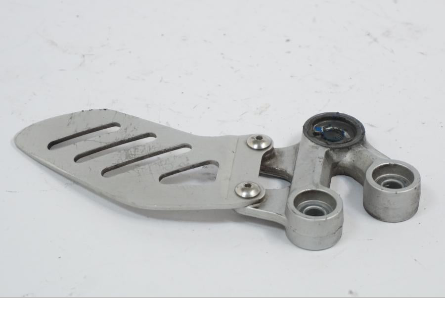 Baksidan på Fotpinnefäste inre från en Suzuki GSX-R 1000 -2008 motorcykel.