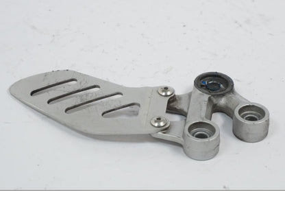 Baksidan på Fotpinnefäste inre från en Suzuki GSX-R 1000 -2008 motorcykel.