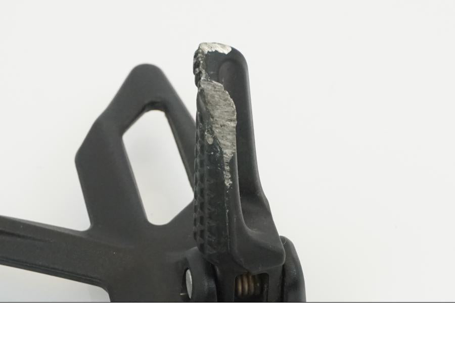 Snett nerifrån på Fotpinnefäste från en KTM 1290 Super Duke -2020 motorcykel.