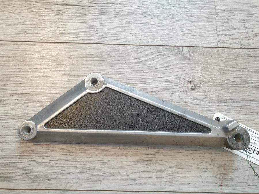 Framsidan på Fotpinnefäste från en Kawasaki Z 750 80-tal -1982 motorcykel.