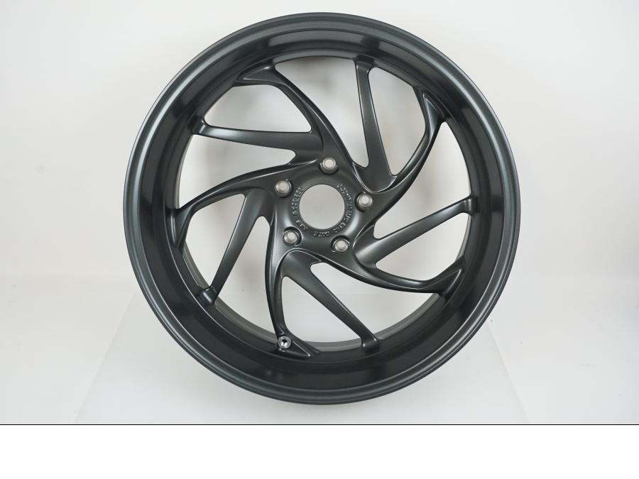 Framsidan på Fälg från en BMW K 1300 R -2014 motorcykel.