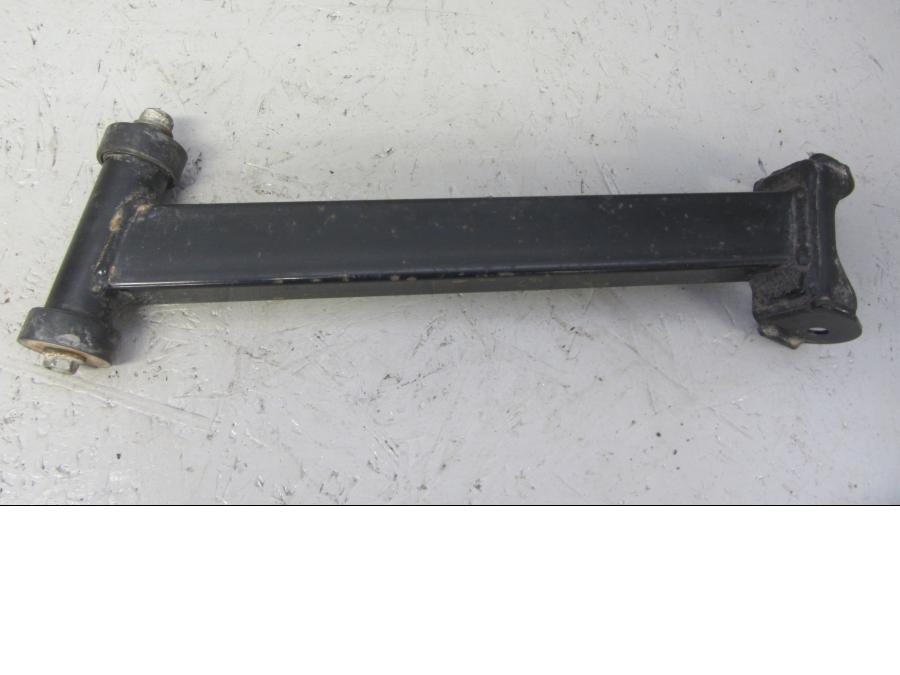 Framsidan på Länkarm från en Suzuki LTA 750 XP E -2009 motorcykel.