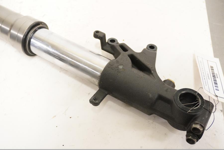 Baksidan på Gaffelben från en Honda CBR 900 RR -2000 motorcykel.