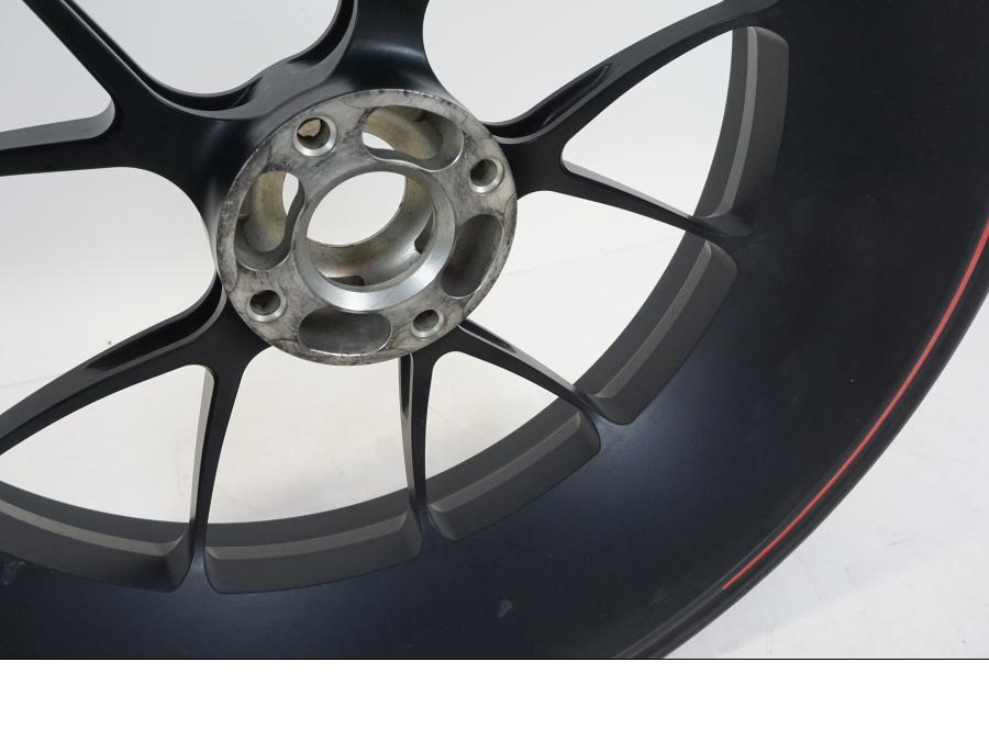 Extrabild3 på Fälg från en Ducati Streetfighter S -2011 motorcykel.