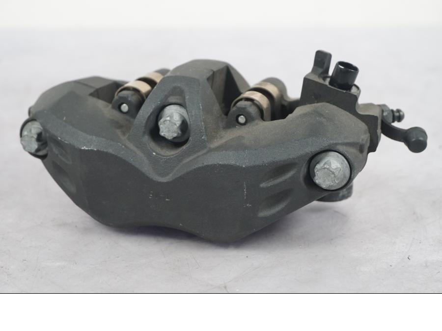 Snett nerifrån på Bromsok från en Kawasaki GTR 1400 -2008 motorcykel.