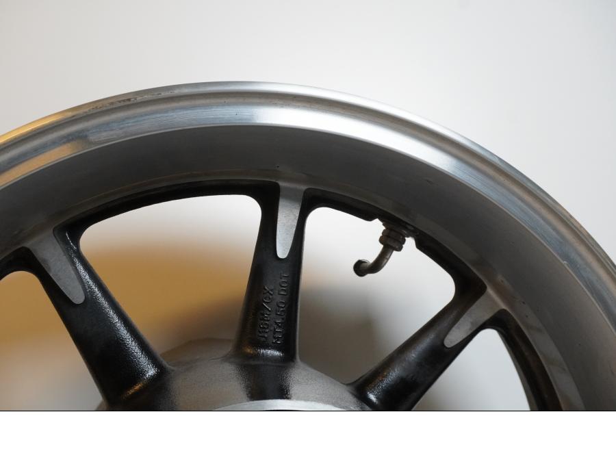 Snett uppifrån på Fälg från en Kawasaki VN 1700 Classic Tourer -2009 motorcykel.