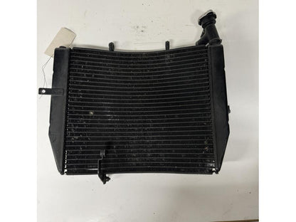 Framsidan på Vattenkyl från en Triumph Daytona 675 -2009 motorcykel.