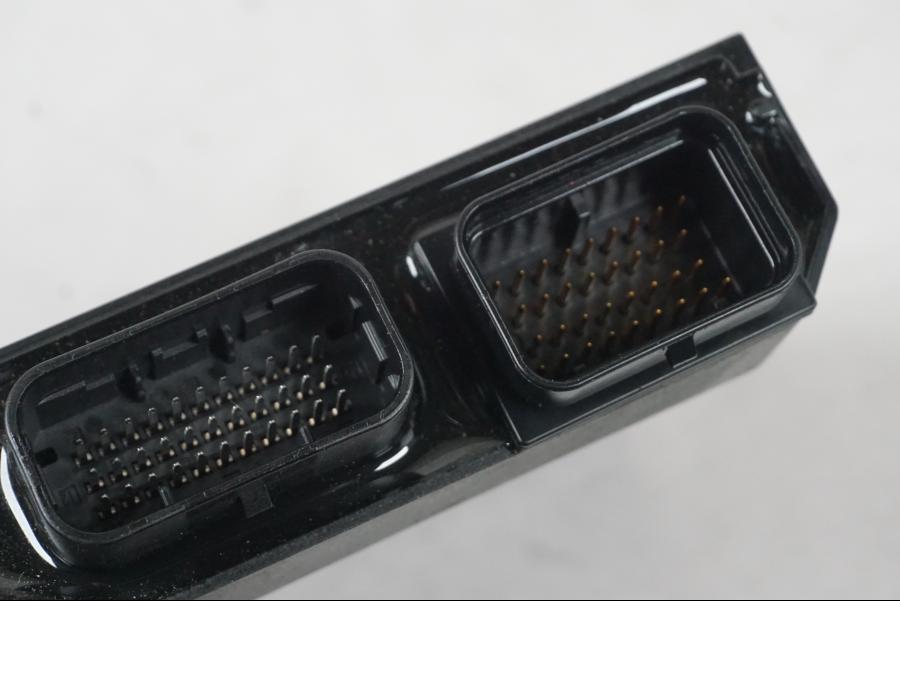 Snett uppifrån på <p>Låssats från Yamaha MT-09 Tracer ABS 2016.</p>

<p>Tändningslås, antenn, cdi/ecu (2SC-8591A-00), tanklock, sadellås, 1st röd nyckel och 2st svarta nycklar</p> motorcykel.