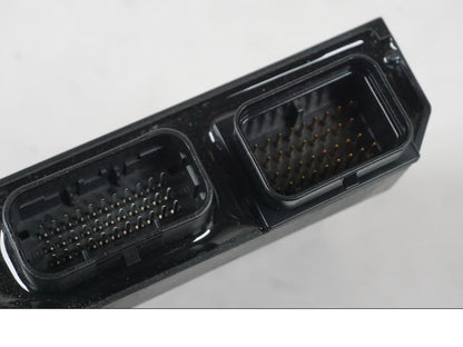 Snett uppifrån på <p>Låssats från Yamaha MT-09 Tracer ABS 2016.</p>

<p>Tändningslås, antenn, cdi/ecu (2SC-8591A-00), tanklock, sadellås, 1st röd nyckel och 2st svarta nycklar</p> motorcykel.