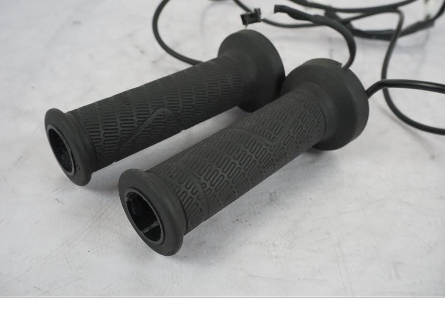 Vänster sida på Värmehandtag från en KTM 1290 Super Duke -2019 motorcykel.