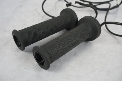 Vänster sida på Värmehandtag från en KTM 1290 Super Duke -2019 motorcykel.