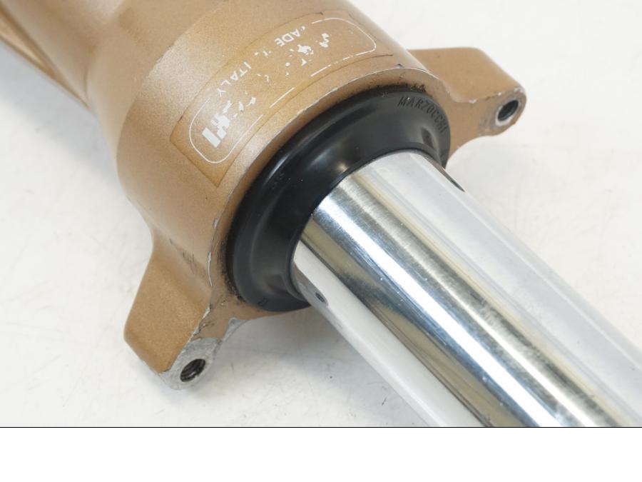 Snett nerifrån på Gaffelben från en Honda NSR 125 -1991 motorcykel.