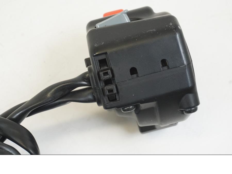 Snett uppifrån på Styrelreglage från en Husqvarna 701 Supermoto -2020 motorcykel.