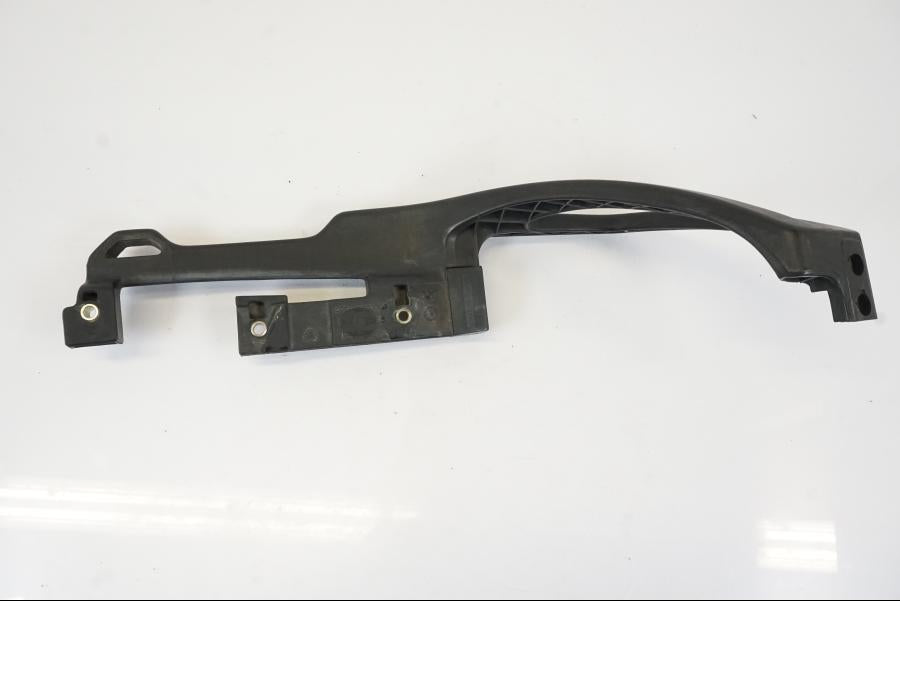 Snett uppifrån på Passagerarhandtag från en BMW R 1150 RS -2003 motorcykel.