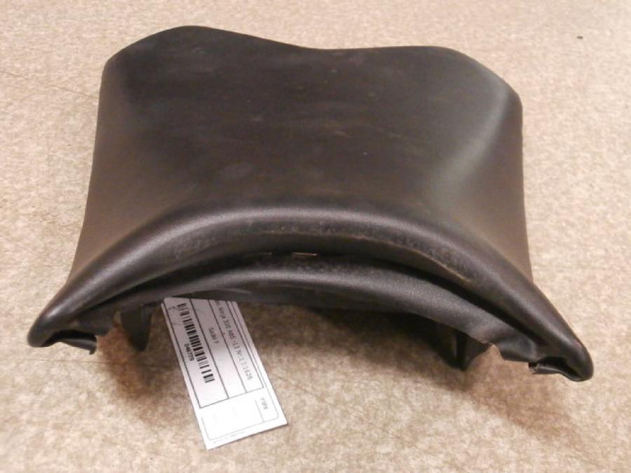 Vänster sida på Sadel från en Kawasaki Ninja 300 -2013 motorcykel.