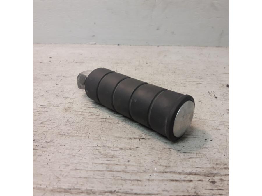 Framsidan på Fotpinne från en Yamaha XVS 1100 -2001 motorcykel.