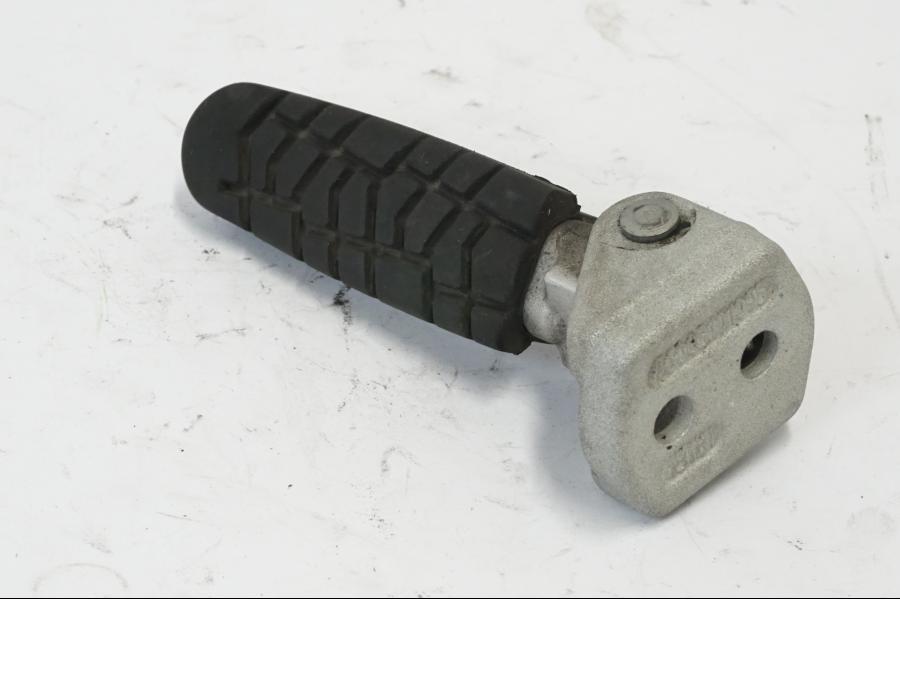 Framsidan på Fotpinne från en KTM 690 Duke -2016 motorcykel.